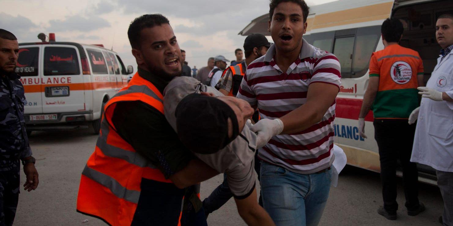 Sjukvårdare i Gaza bär en skadad man, som träffats av israelisk beskjutning, till ett fältsjukhus.