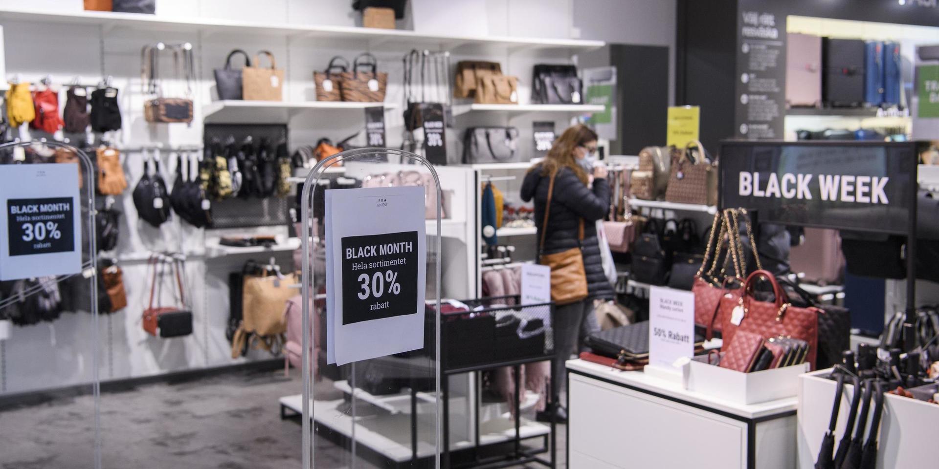 Det ser mörkt ut för handeln i butik framöver och många jobb kan försvinna nr e-handeln ökar, enligt Svensk Handels framtidsprognos. Arkivbild.