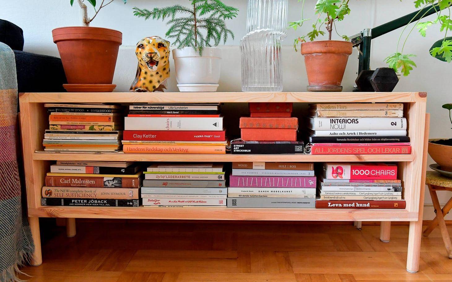 Den låga bokhyllan är ett av projekten Moa gjorde för den nya bokens räkning, den är egentligen tänkt som en tv-bänk.