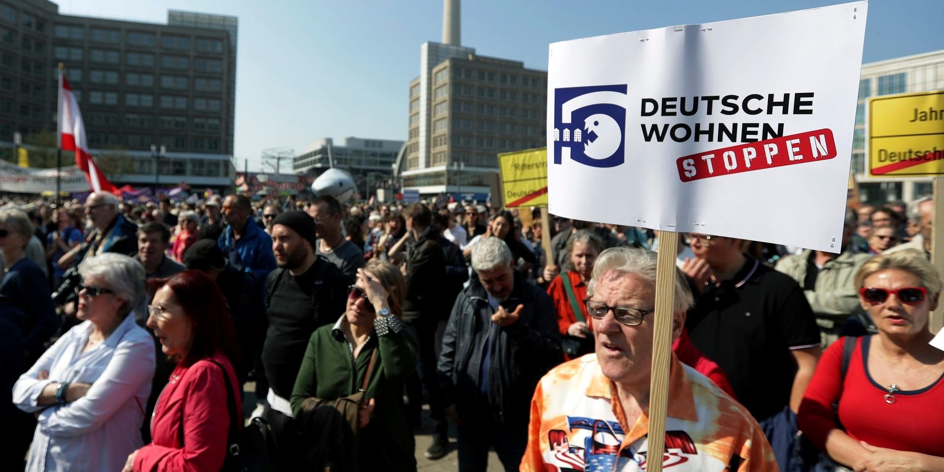 Människor demonstrerar mot hyreshöjningar i Berlin i April 2019. Fastighetsjätten Deutsche Wellen äger i dag runt 113 000 lägenheter i staden.