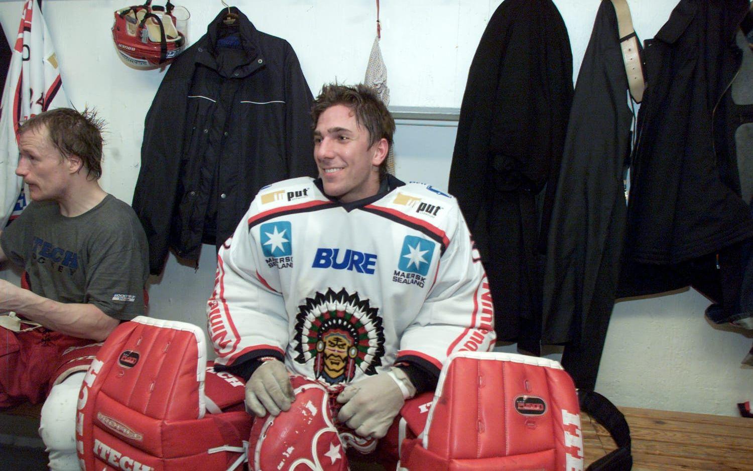 2002: Två säsonger efter sin debut i Elitserien blev Lundqvist utnämnd till Årets junior i svensk ishockey. 