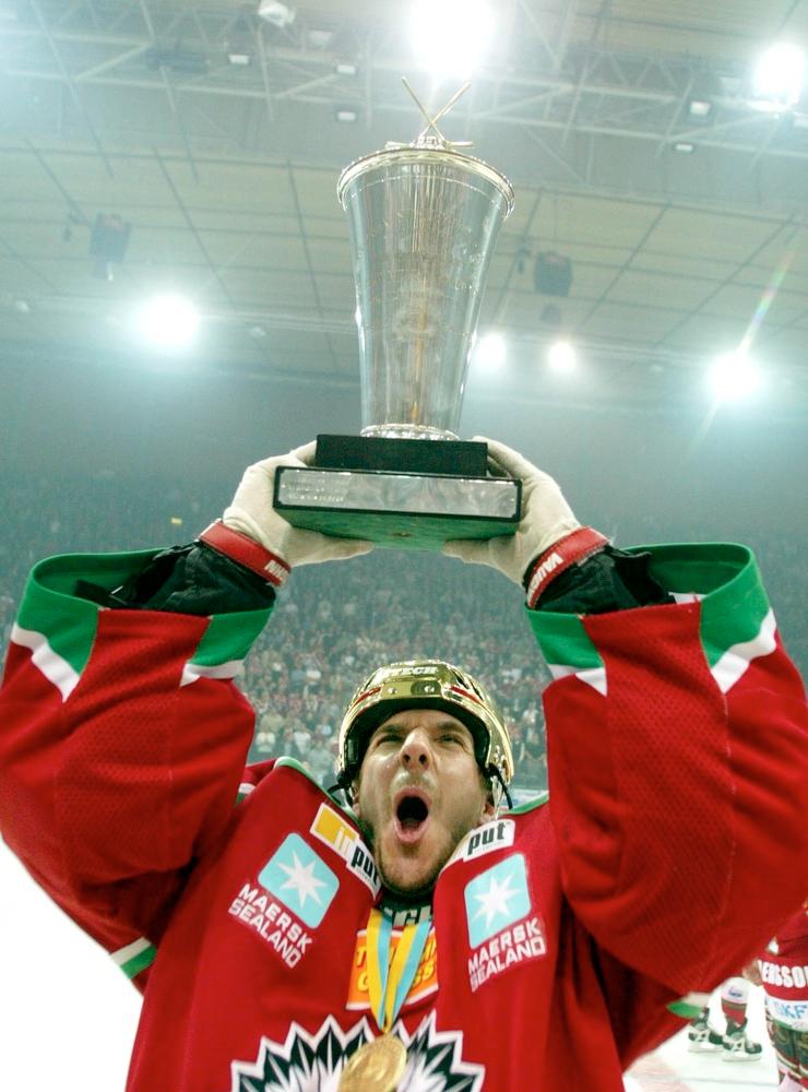 2003: Frölunda blev svenska mästare för första gången sedan 1965. Henrik Lundqvist lyfter bucklan.