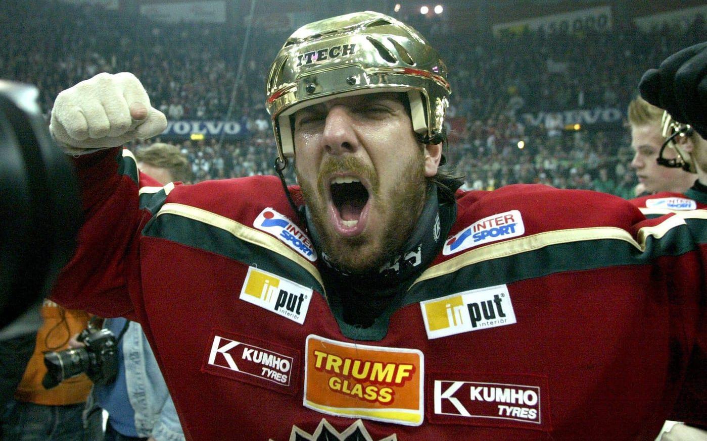 2005: SM-guld nummer två. 1–0 mot Färjestad i den femte matchen av sju och Lundqvist fick fira igen. 