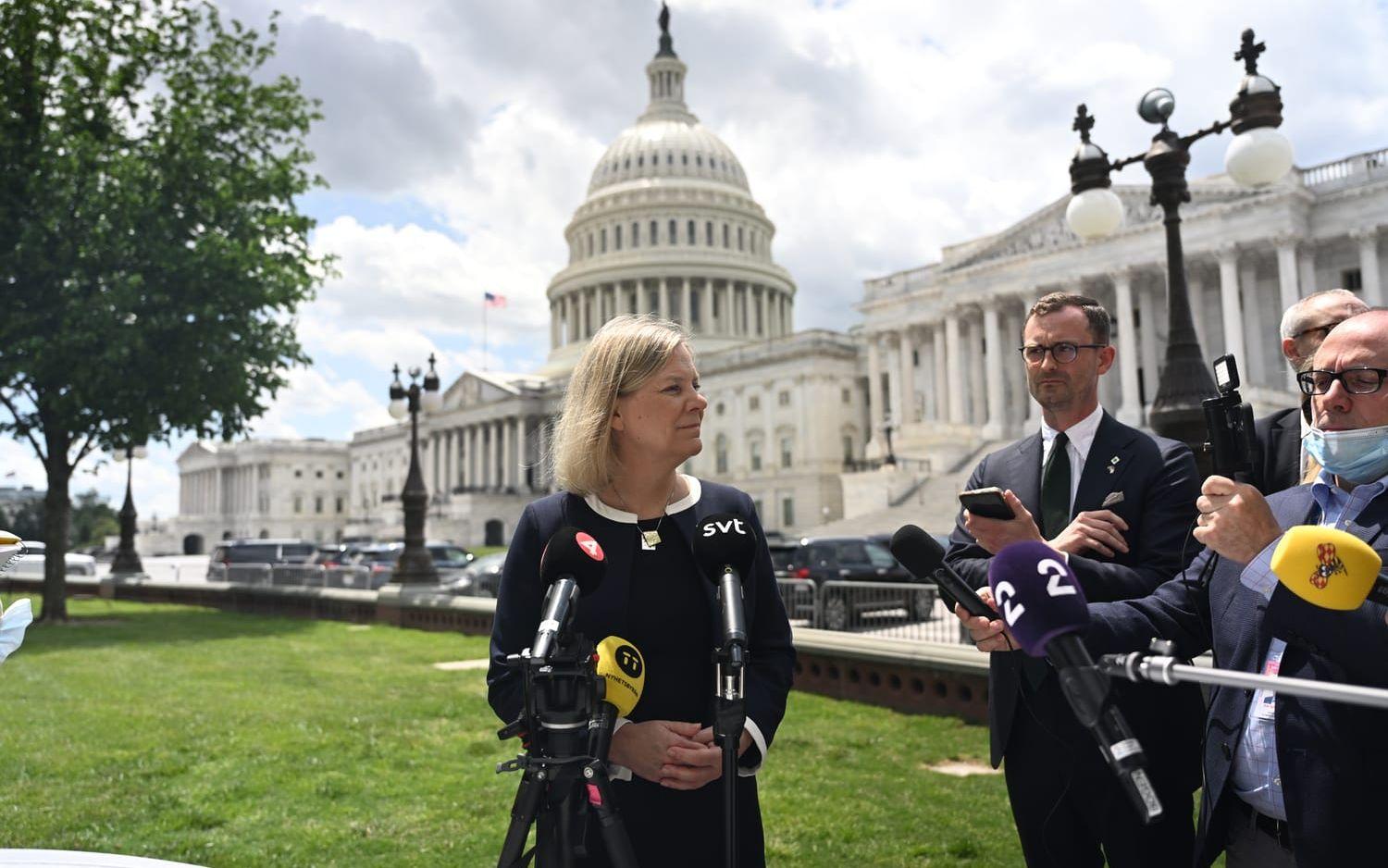 Sveriges statsminister Magdalena Andersson håller en pressträff utanför Kapitolium på torsdagen.