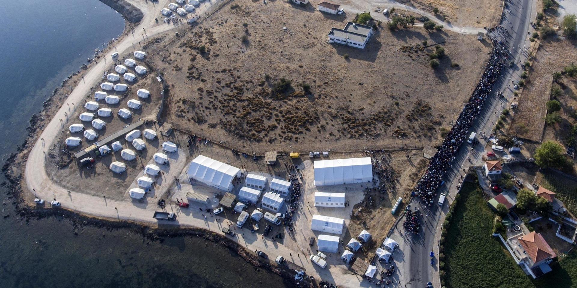 Omkring 9 000 personer ska ha flyttat in i det tillfälliga lägret på Lesbos.
