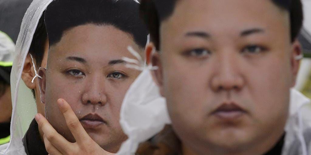 Nordkoreanska avhoppare bär masker av diktatorn Kim Jong-Un under en demonstration mot landets provskjutningar och kärnvapentester i Sydkoreas huvudstad Seoul. Arkivbild.