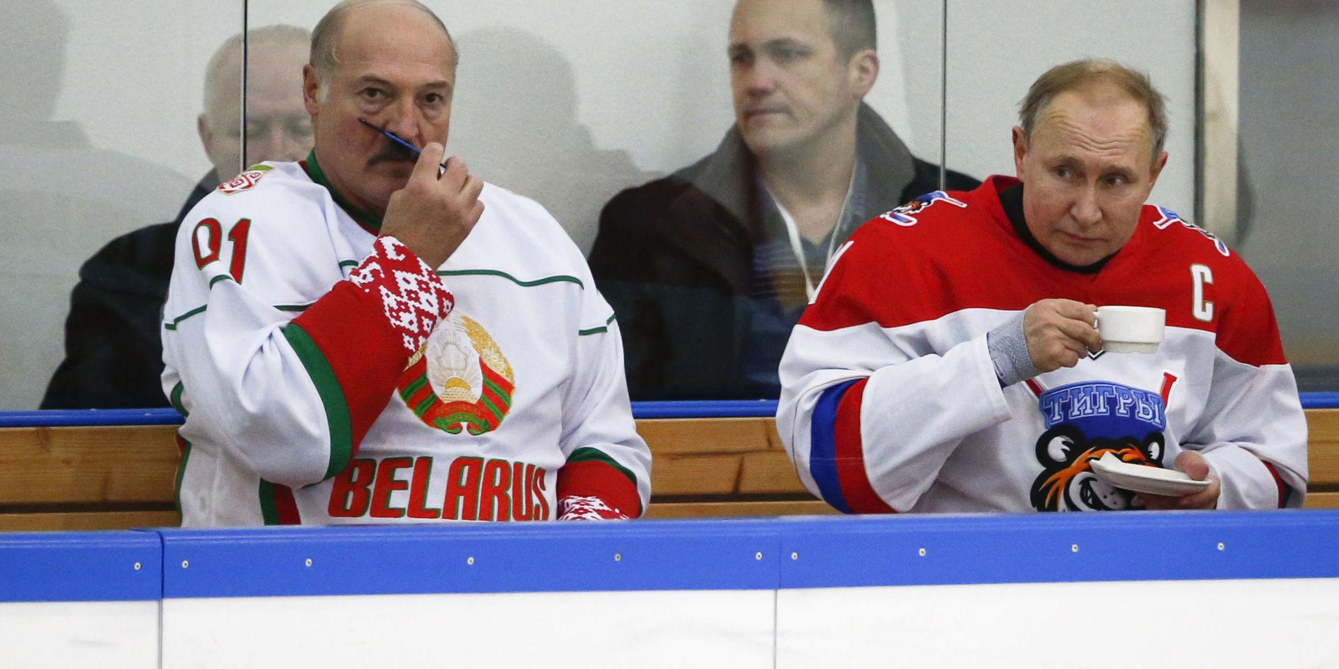 Amatörhockeyentusiasterna Aleksandr Lukasjenko (vänster) och Vladimir Putin (höger) drabbade samman på isen i Sotji förra veckan. Drabbningen som gäller gaspriser går vidare.