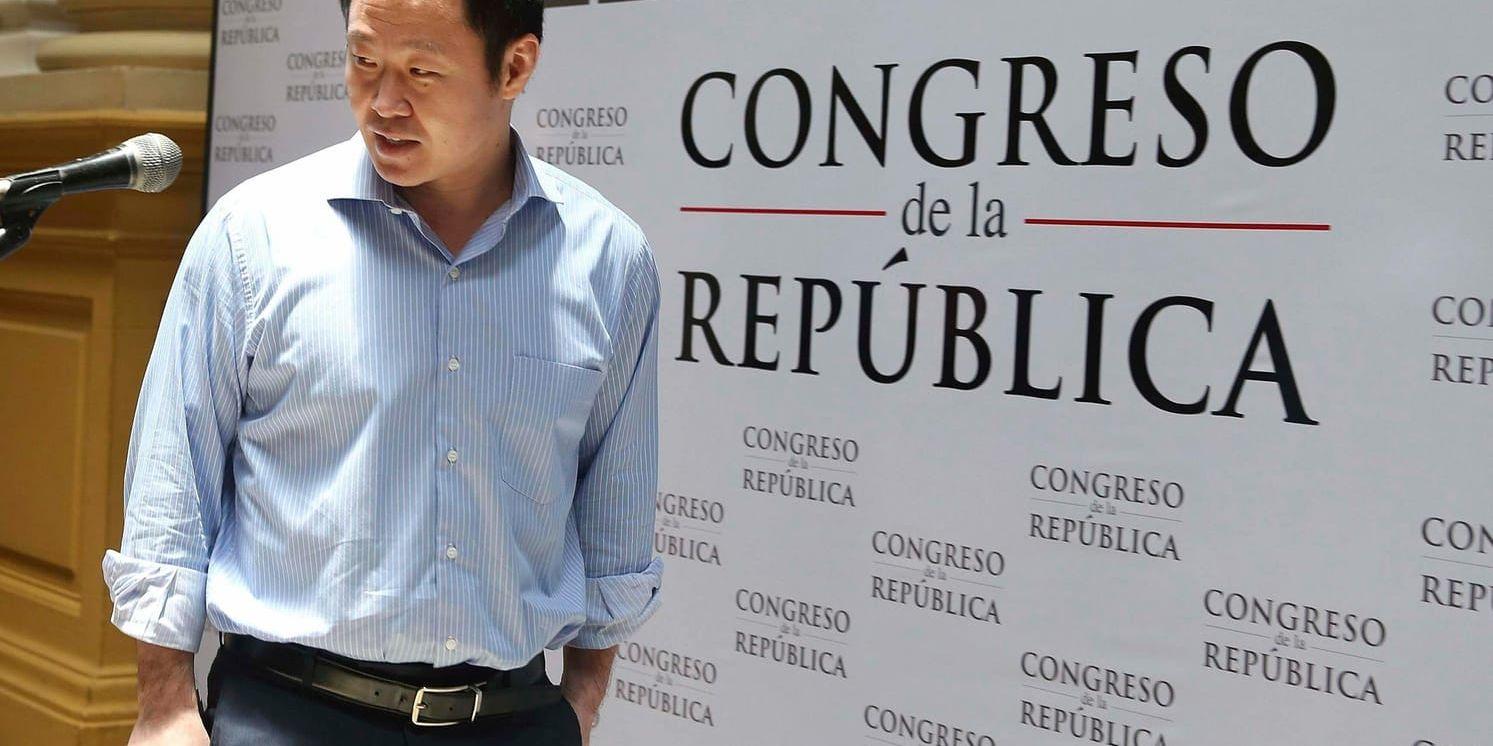 Kenji Fujimori vid en presskonferens efter att han stängts av från kongressen.