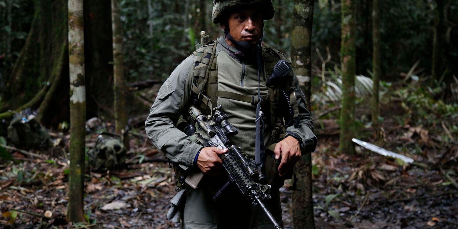 En colombiansk polis på vakt i Calamar i norra Colombia. Arkivbild.