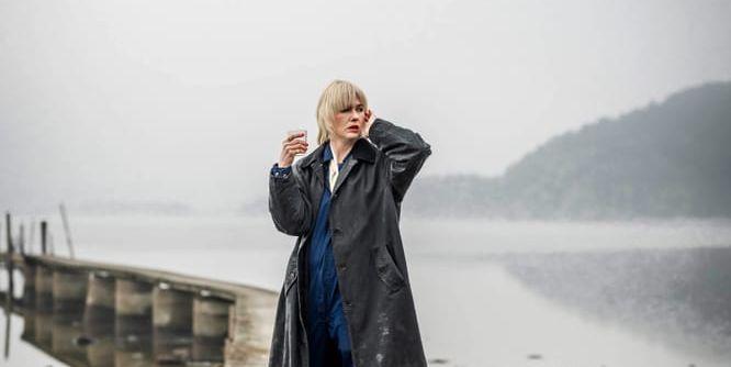 Emily Bratt, trädgårdsmästare, står på en brygga vid Hakenäset, Tjörn