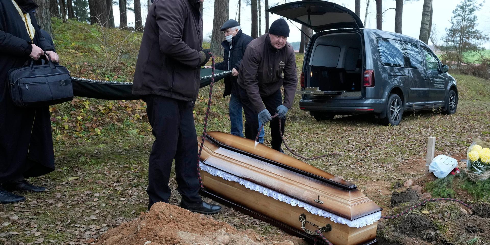 En lokal muslimsk församling i Bohoniki, Polen begraver en oidentifierad migrant som dött i skogarna i gränsområdet mellan Belarus och Polen tidigare i november.
