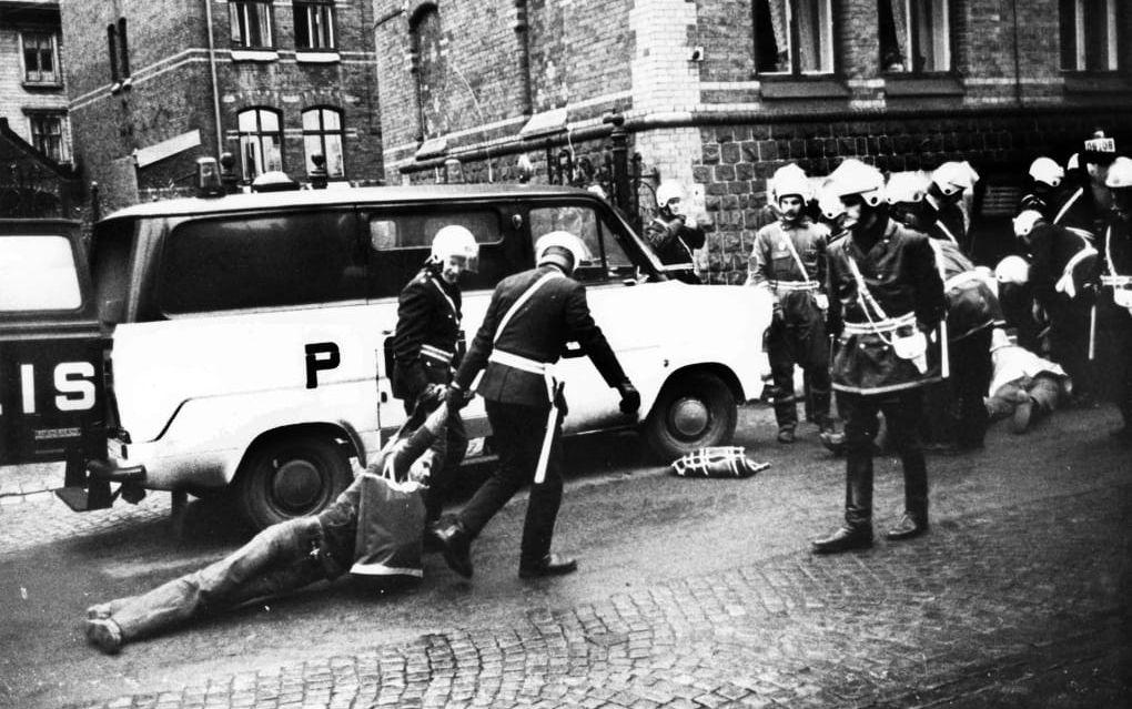 ”Polis och ungdom i full tumult” var huvudrubriken i GP den 7 november 1972. Ett hundratal personer som samlats ute på gatan ska ha försökt storma huset och ta sig förbi polisens avspärrningar. Senare under kvällen slogs dörrarna till Hagahuset upp och ut strömmade drygt 200 ockupanter.