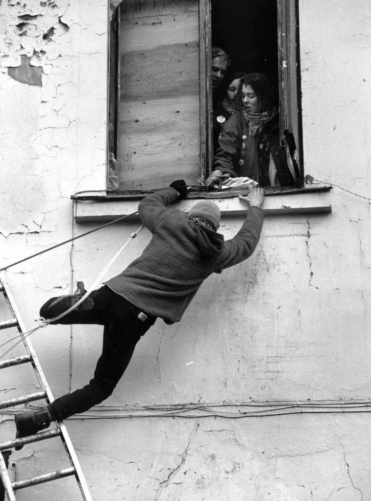 Polisen hindrade människor från att ta sig in i det ockuperade huset. Ockupanterna försågs med mat genom korgar som hissades upp i fönstren.