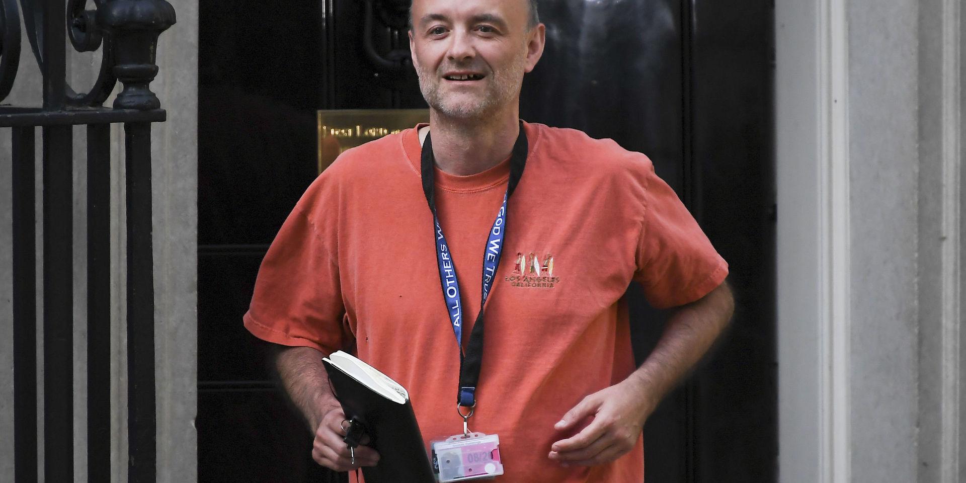 Boris Johnson främsta politiska rådgivare Dominic Cummings fastnade på bild när han lämnade 10 Downing Street i söndags. 