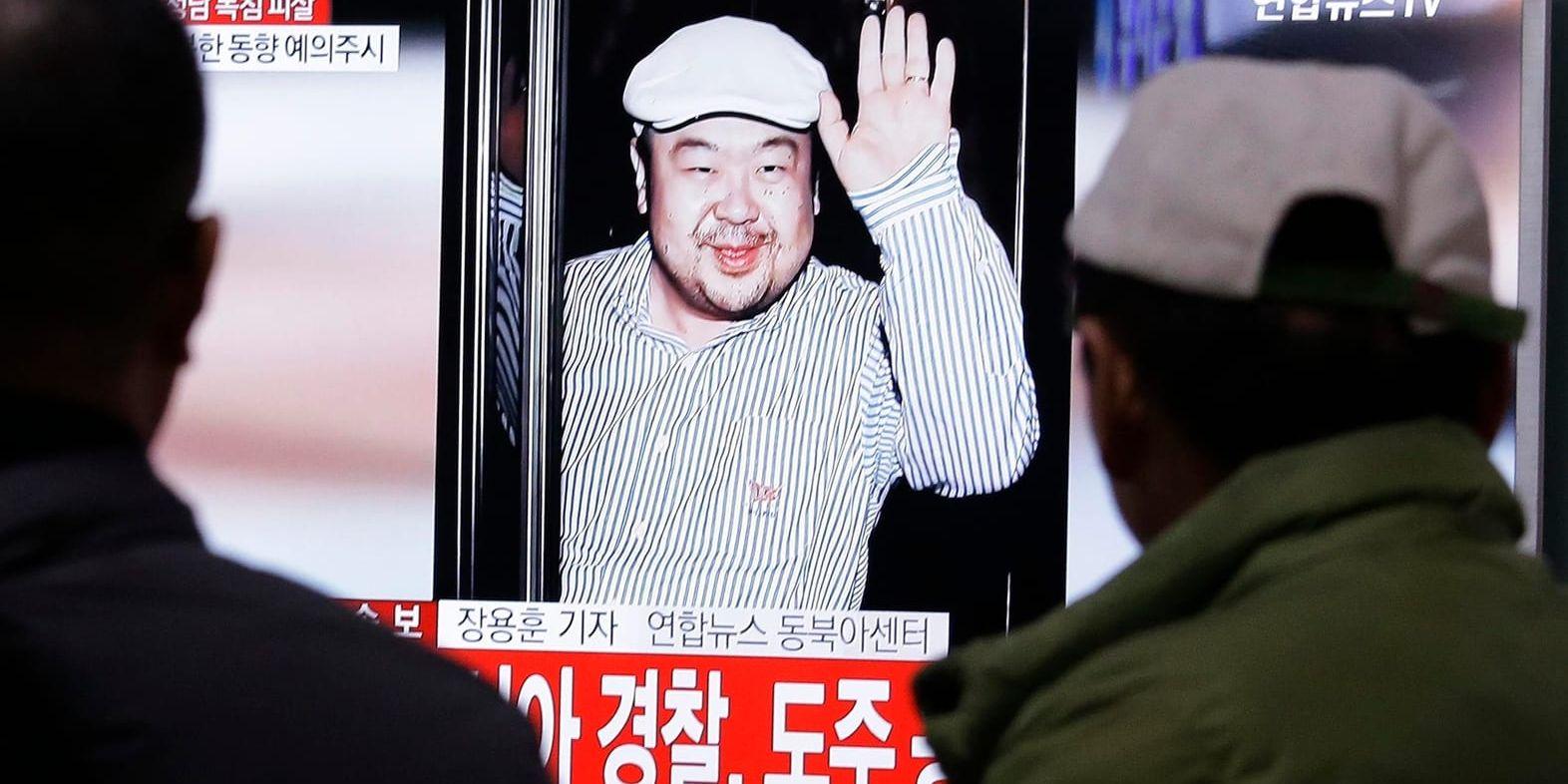 En bild av Kim Jong-Nam visas en tv-skärm på en järnvägsstation i Seoul dagen efter mordet. Arkivbild.