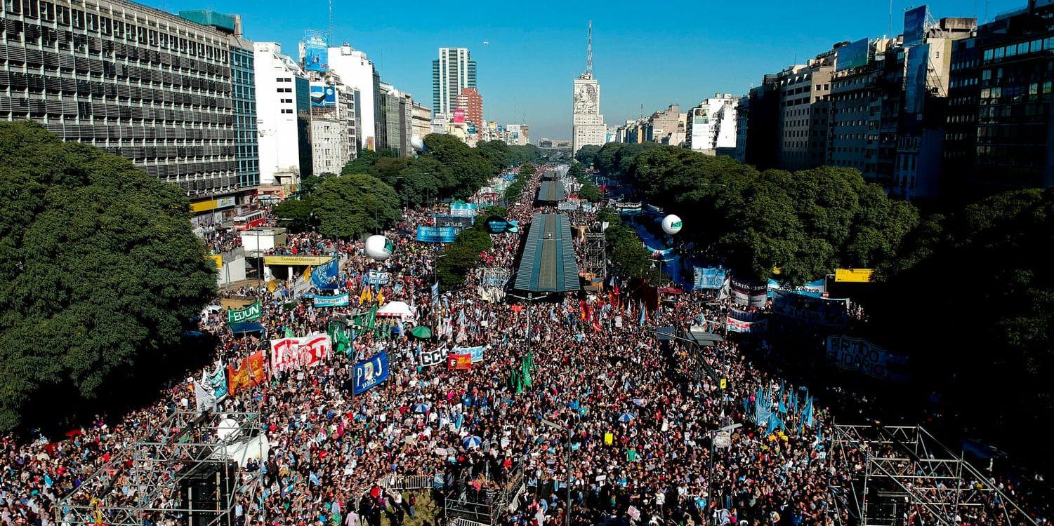 Stora protester mot IMF-lån i Argentina i slutet av maj i år.