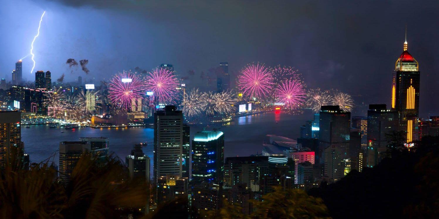 Beskedet kom i samband med 20-årsdagen av Hongkongs återlämnande från Storbritannien till Kina, som firades med fyrverkerier – och blixtnedslag.