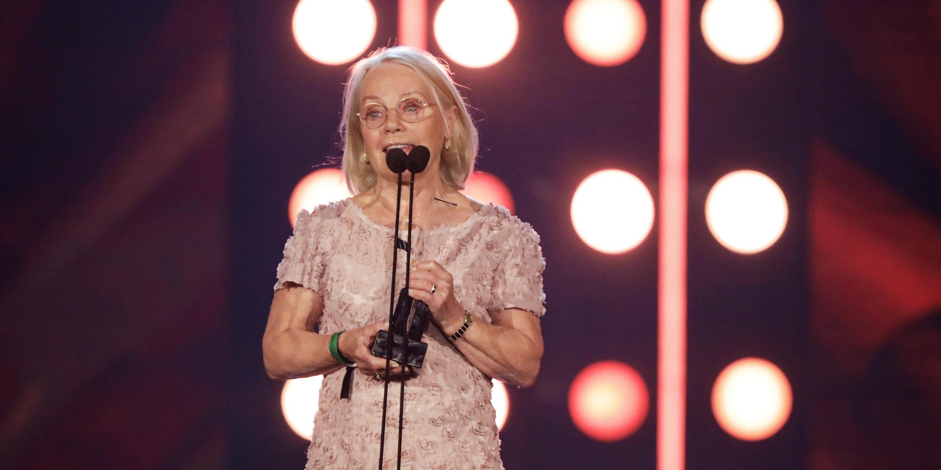 Görel Hanser tar emot ABBA:s pris för årets heders- och specialpris.