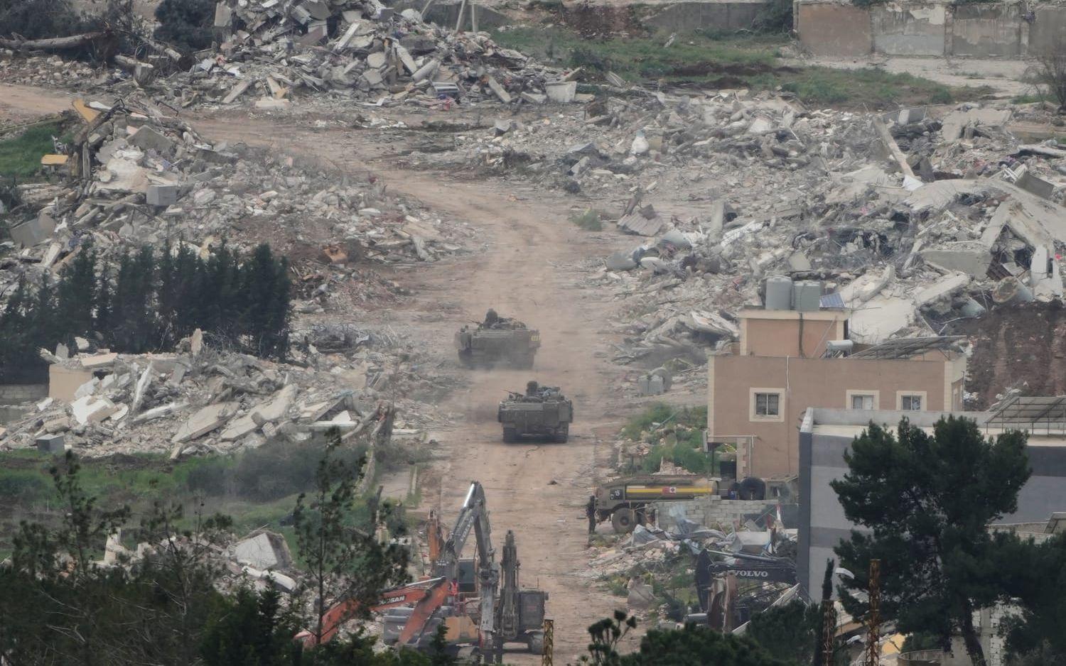 Israeliska militärfordon och bulldozrar i södra Libanon i onsdags förra veckan.