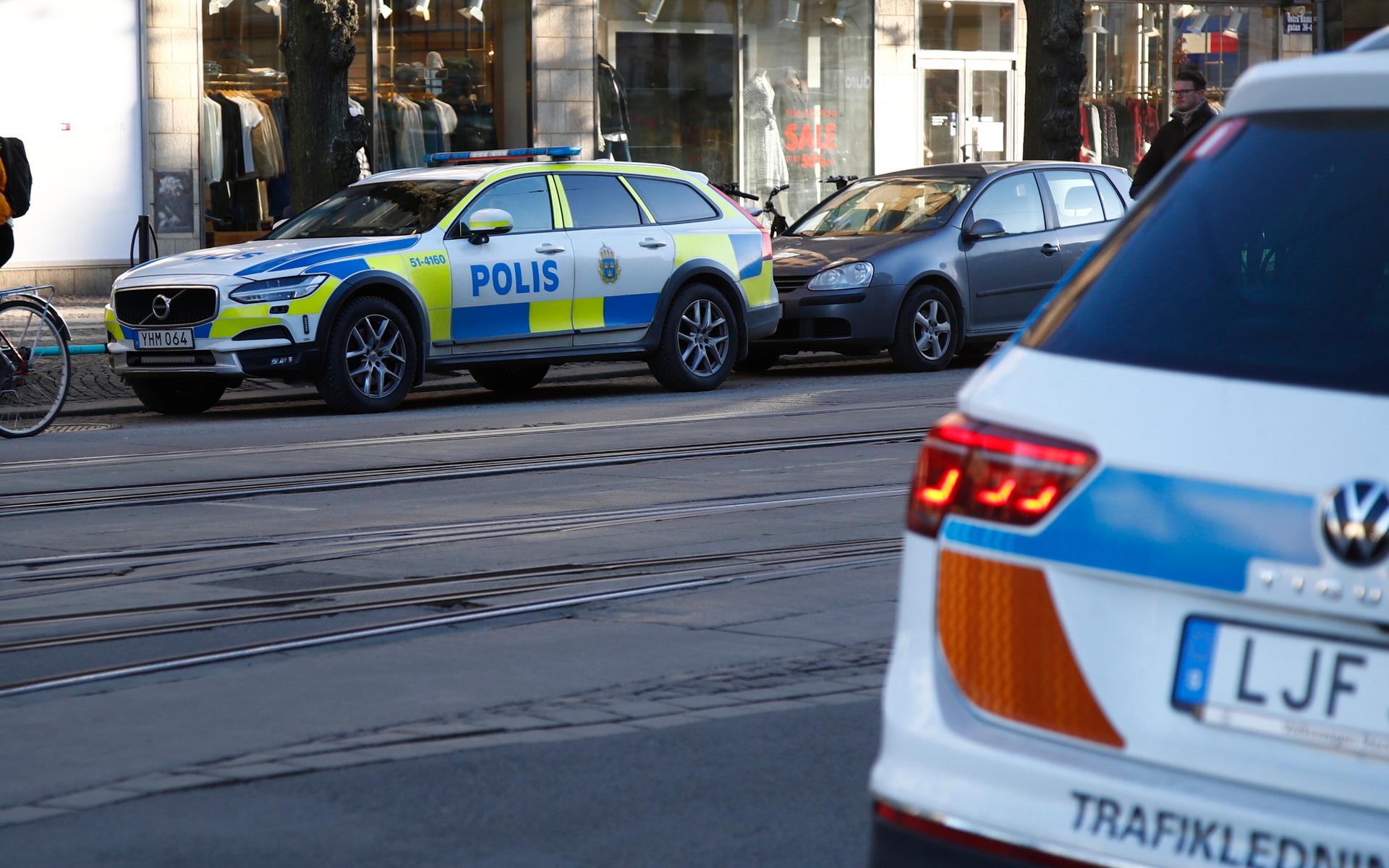En bil flydde från en olycka i centrala Göteborg, varpå flera personer flydde från bilen när den stannade i Brunnsparken.
