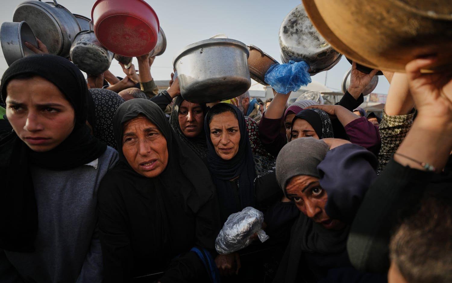 Palestinier vid en matutdelningsplats i Gaza under första dagen av ramadan på onsdagen.
