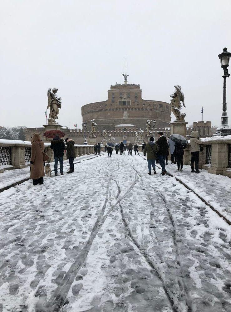 I Rom håller skolorna enligt uppgift stängt under måndagen.