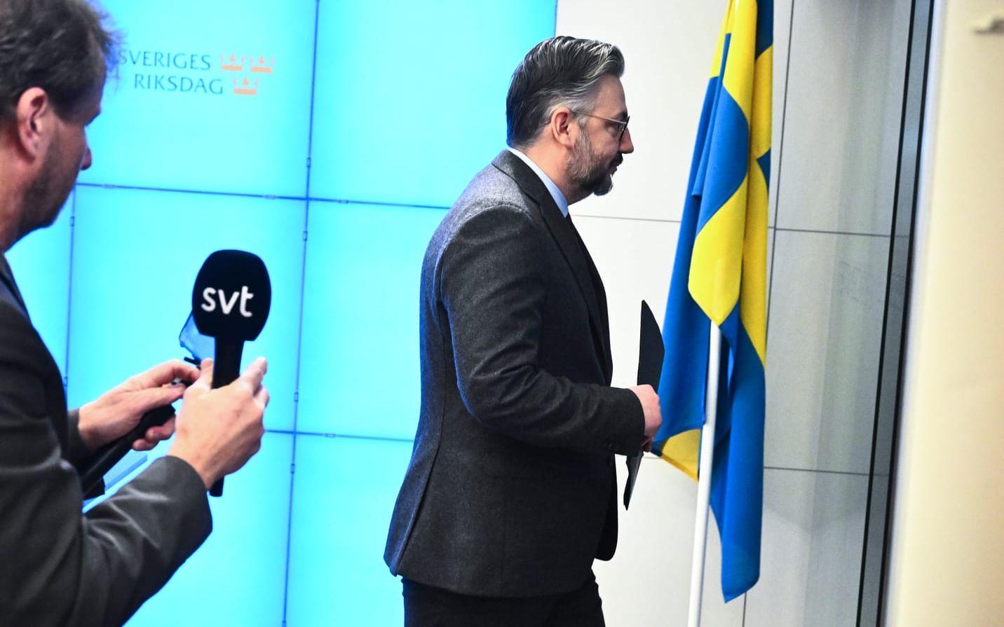 Centerpartiets partiledare Muharrem Demirok lämnar pressträffen utan att svara på frågor.