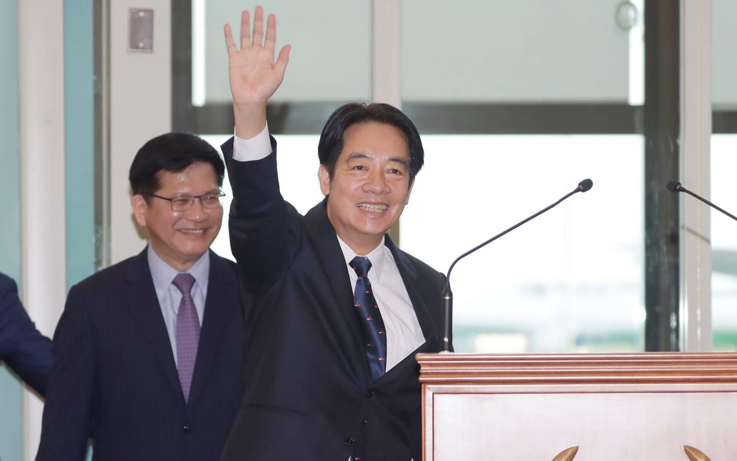 Taiwans vicepresident William Lai vinkar till medierna inför resan till Paraguay, som går via USA.