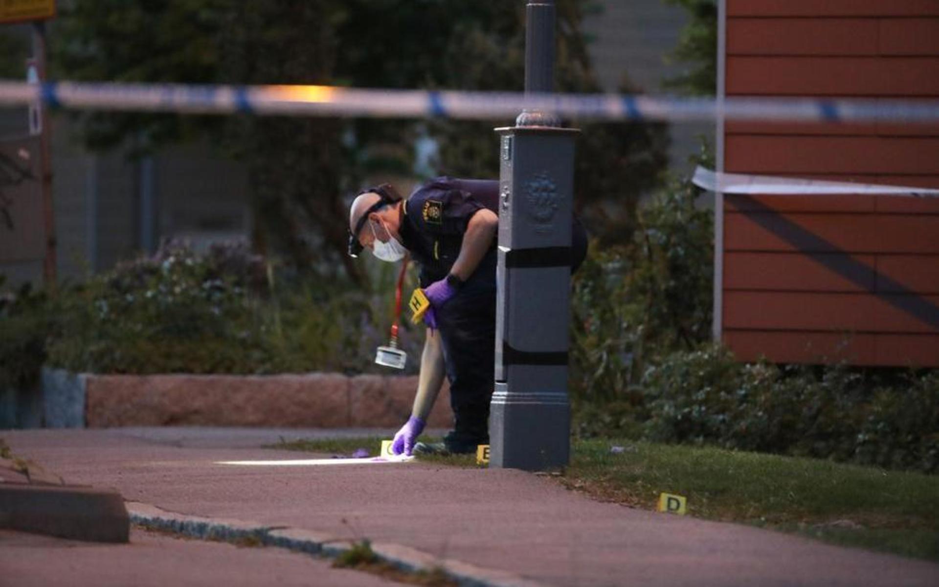 Polisen säkrar spår vid platsen där skottlossningen ägde rum. Bild: Adam Ihse/TT 