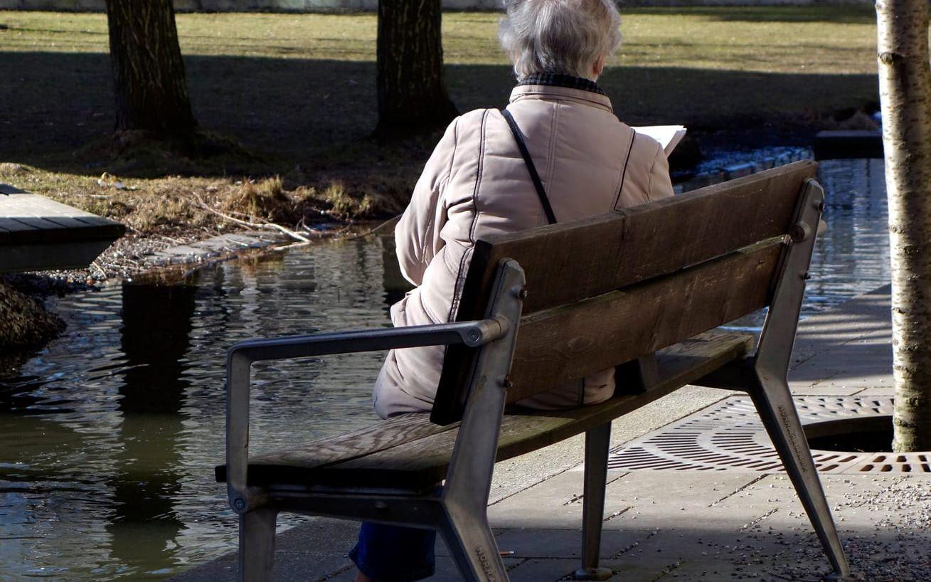 En halv miljon svenskar känner sig ensamma, många av dessa är äldre. Nu vill regeringen se en satsning för att bryta detta.