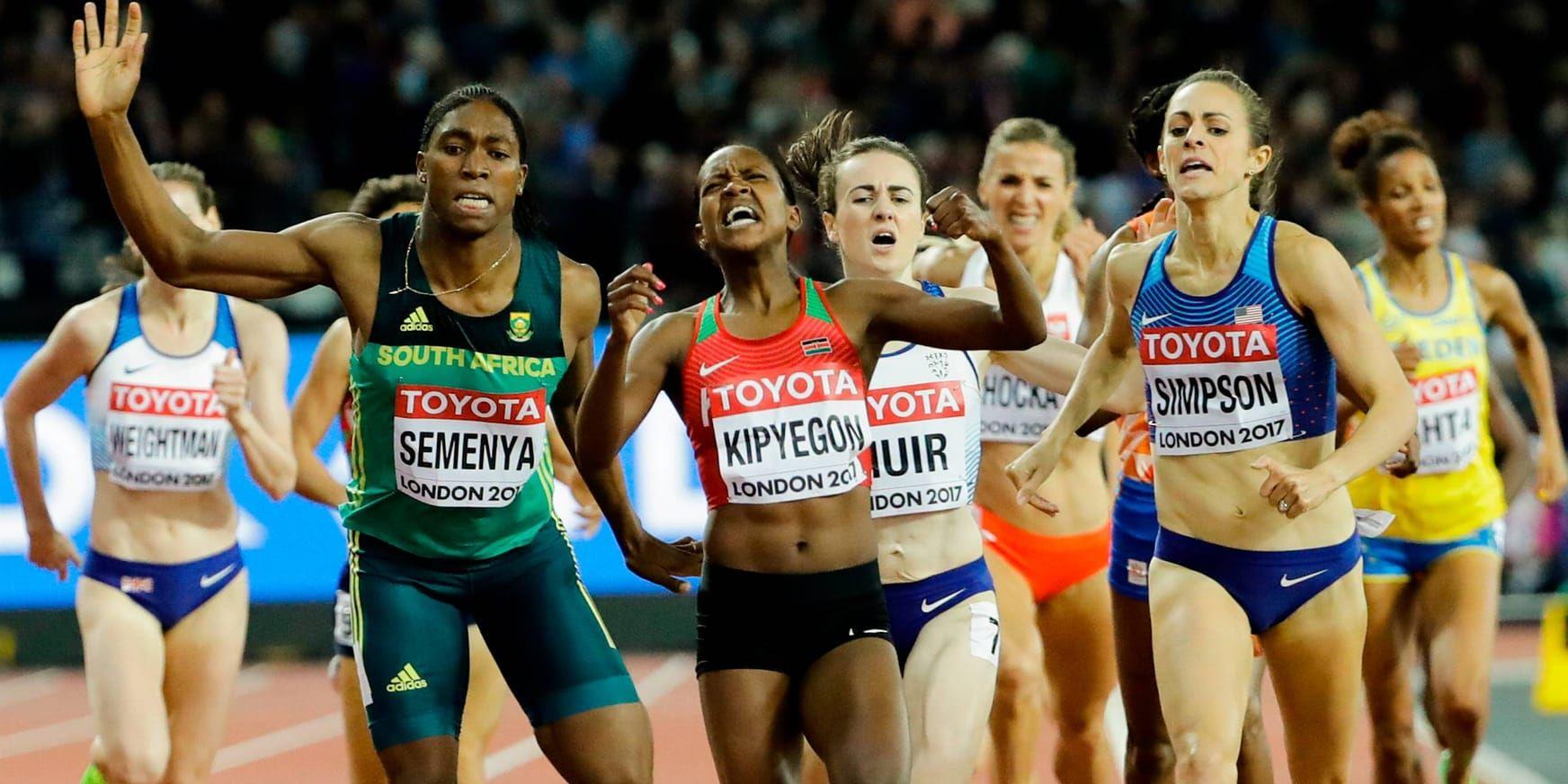 Sydafrikas Caster Semenya (i grönt) tog VM-brons på 1 500 meter under måndagskvällen.