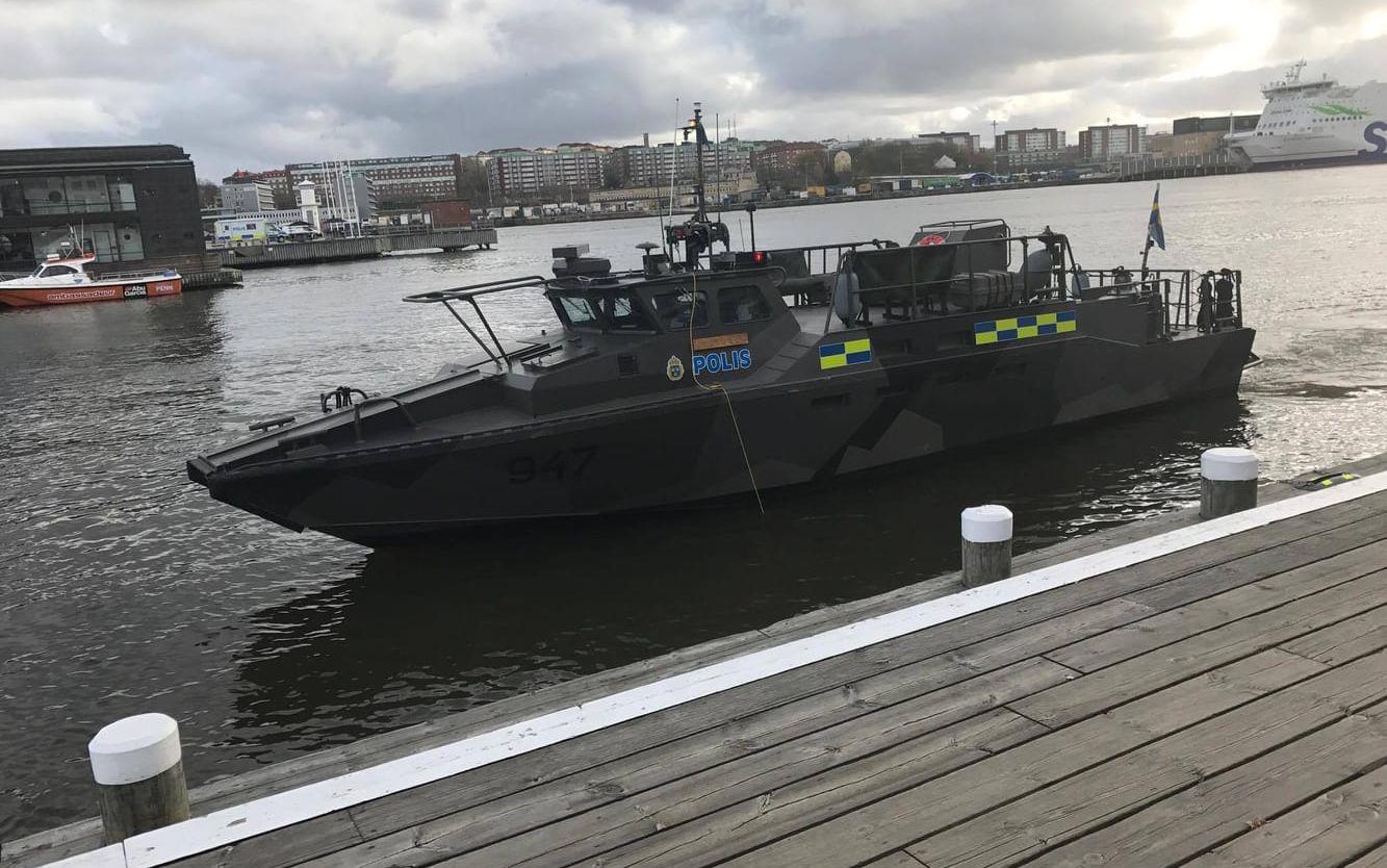 En stridsbåt 90 med en polisetikett i hamnen vid Eriksberg. Bild: Marina Ferhatovic
