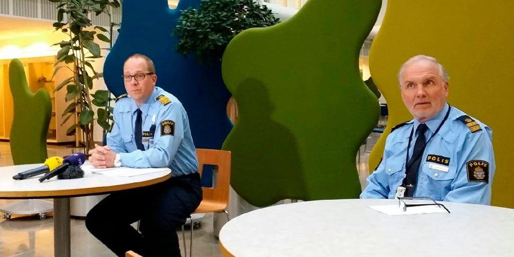 Polismästare Robert Karlsson och presstalesman Björ Blixter höll presskonferens om det bombhotade planet på fredagskvällen.