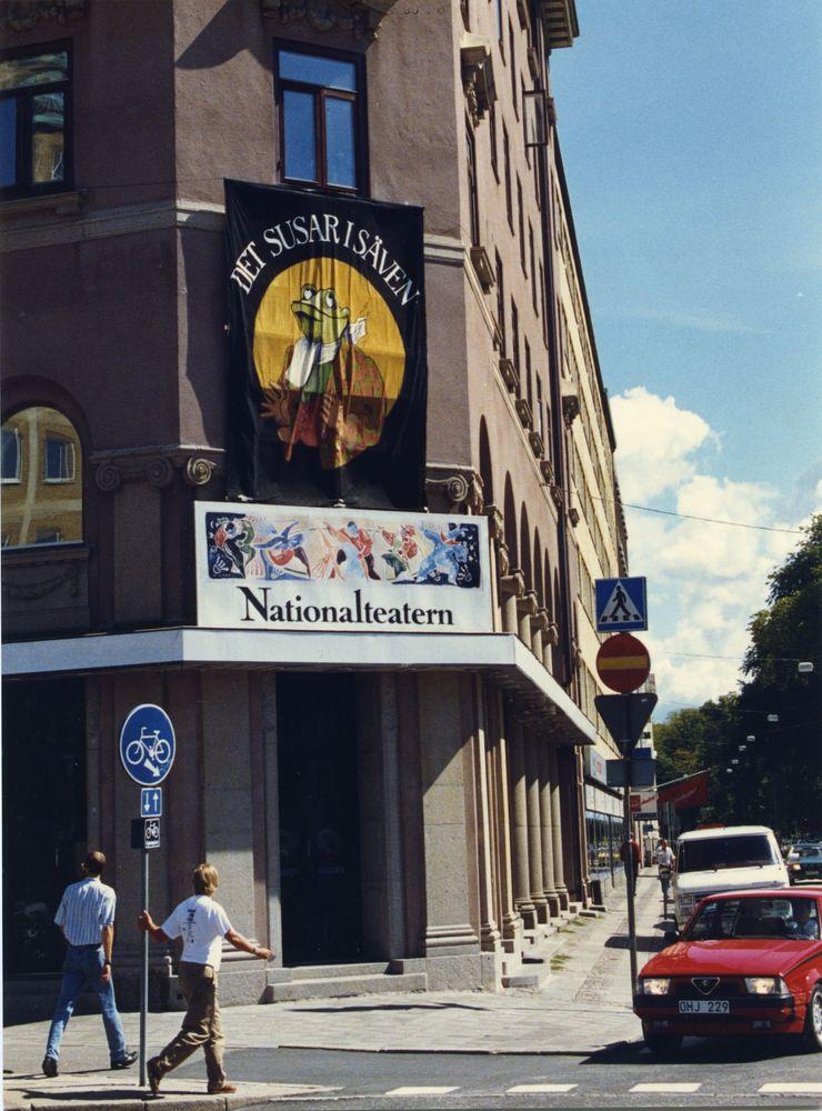 8 augusti 1990. Nyinflyttade Nationalteatern ger &quot;Det susar i säven&quot;. 