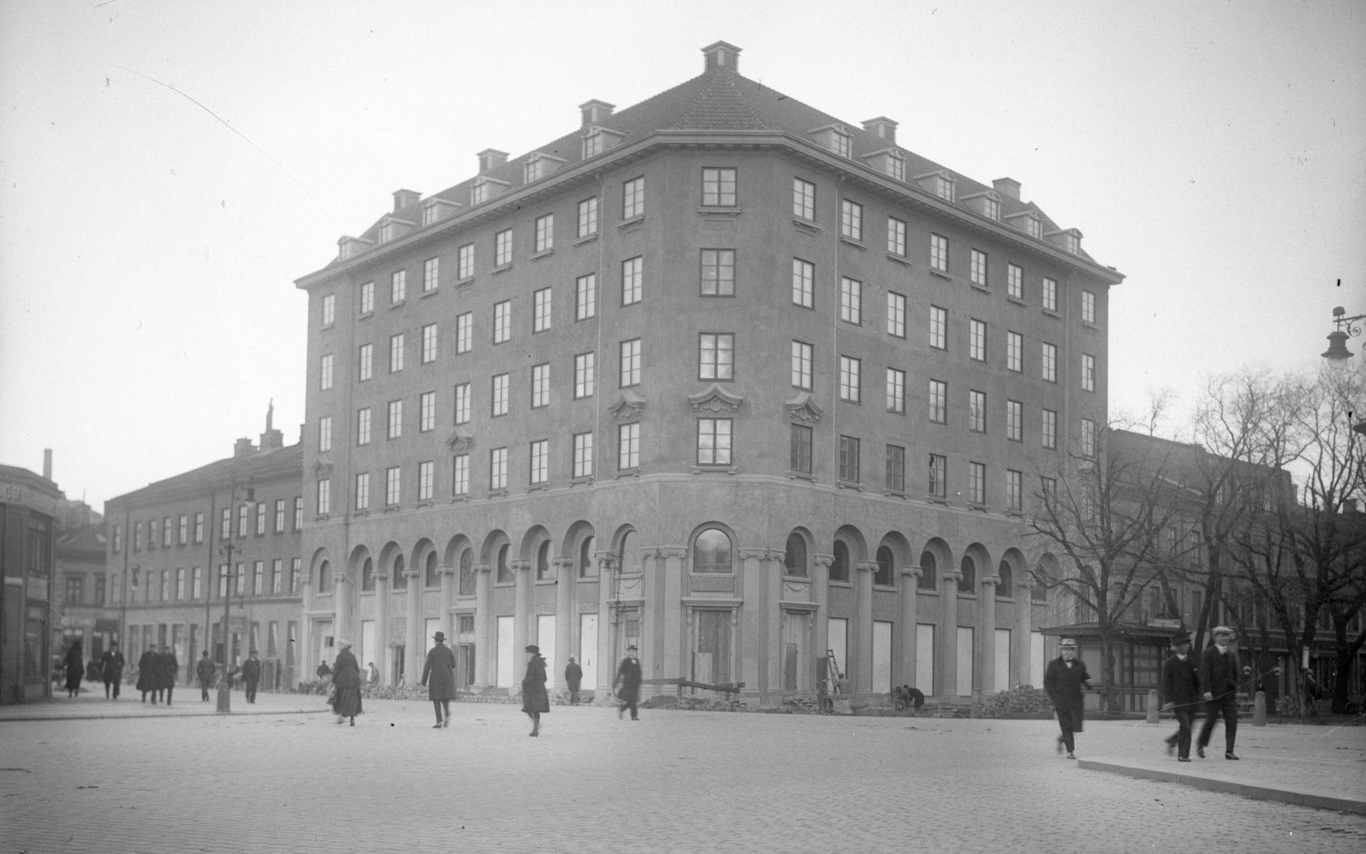 1921-11-02 ser vi hörnet Järntorgsgatan och vad som då hette Nya Allén. Här har biograferna Järntorgsbiografen, Rialto och Prisma avlöst varandra, innan lokalen blev till teaterscen.