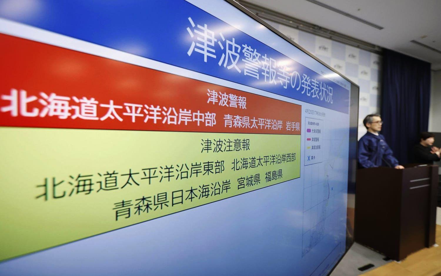 Japans meteorologiska byrå JMA håller pressträff om skalvet och påföljande tsunamivarning på måndagen.