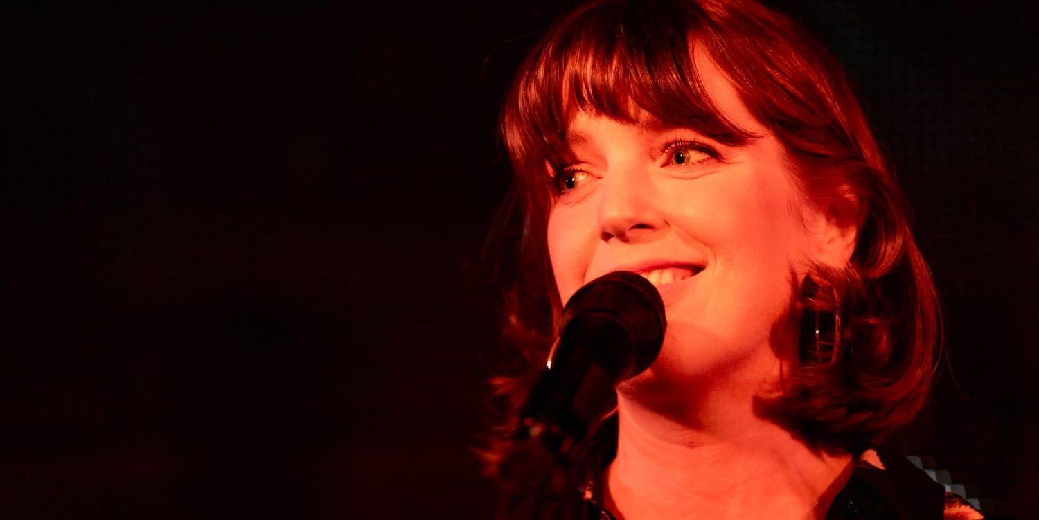 Amanda Ginsburg vid sin mikrofon. 