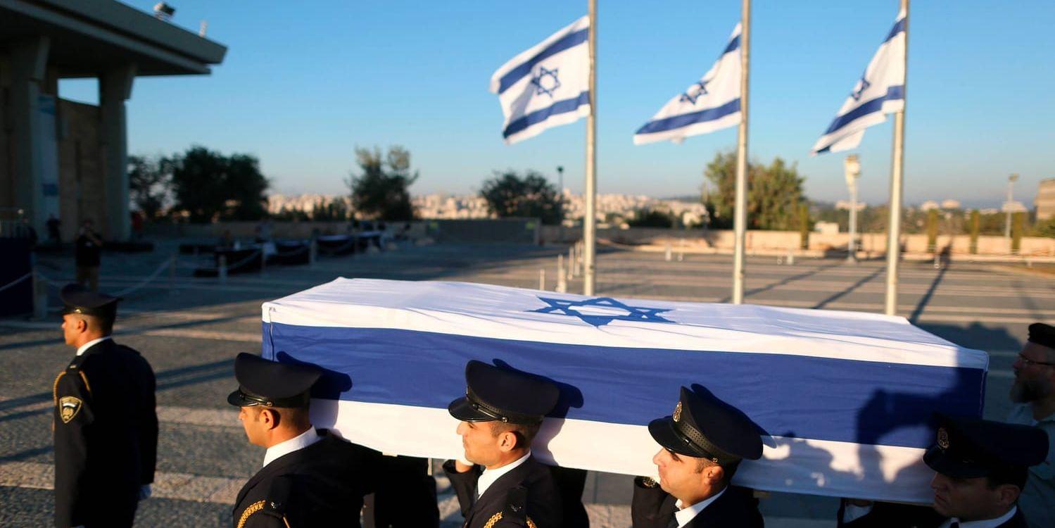 Soldater bär Shimon Peres kista till utställningsplatsen framför parlamentet i Jerusalem.