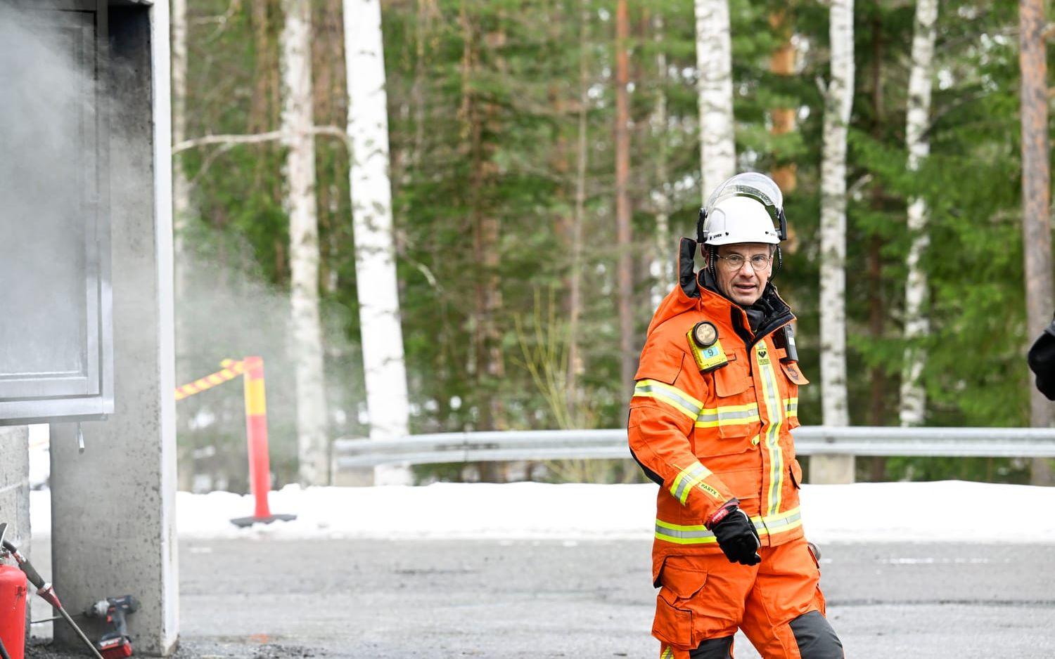 Statsminister Ulf Kristersson (M) under ett besök på räddningstjänstgymnasiet på Sandö under onsdagen.