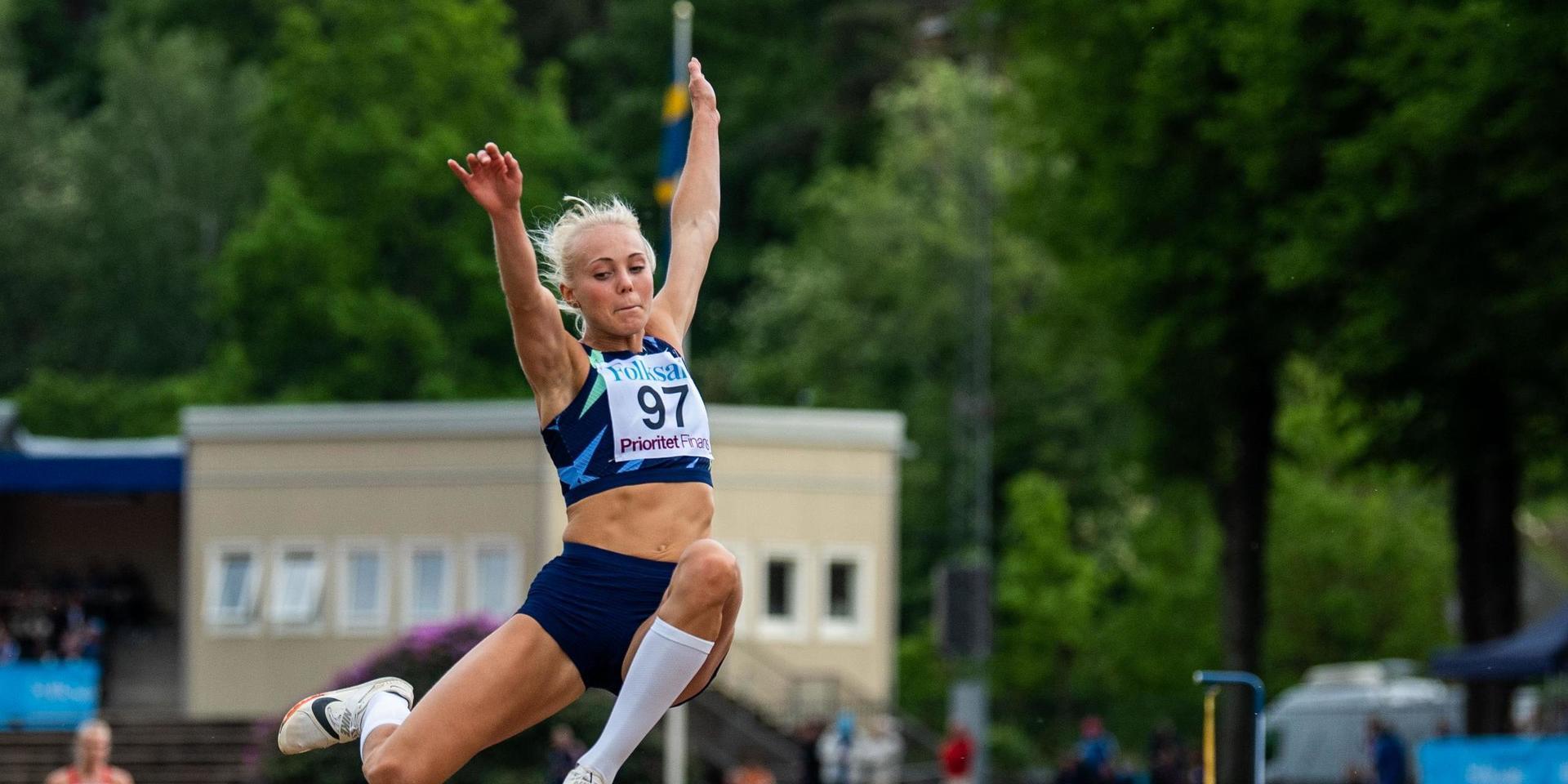 20-åriga Tilde Johansson från Falkenberg imponerade i längdhoppet.