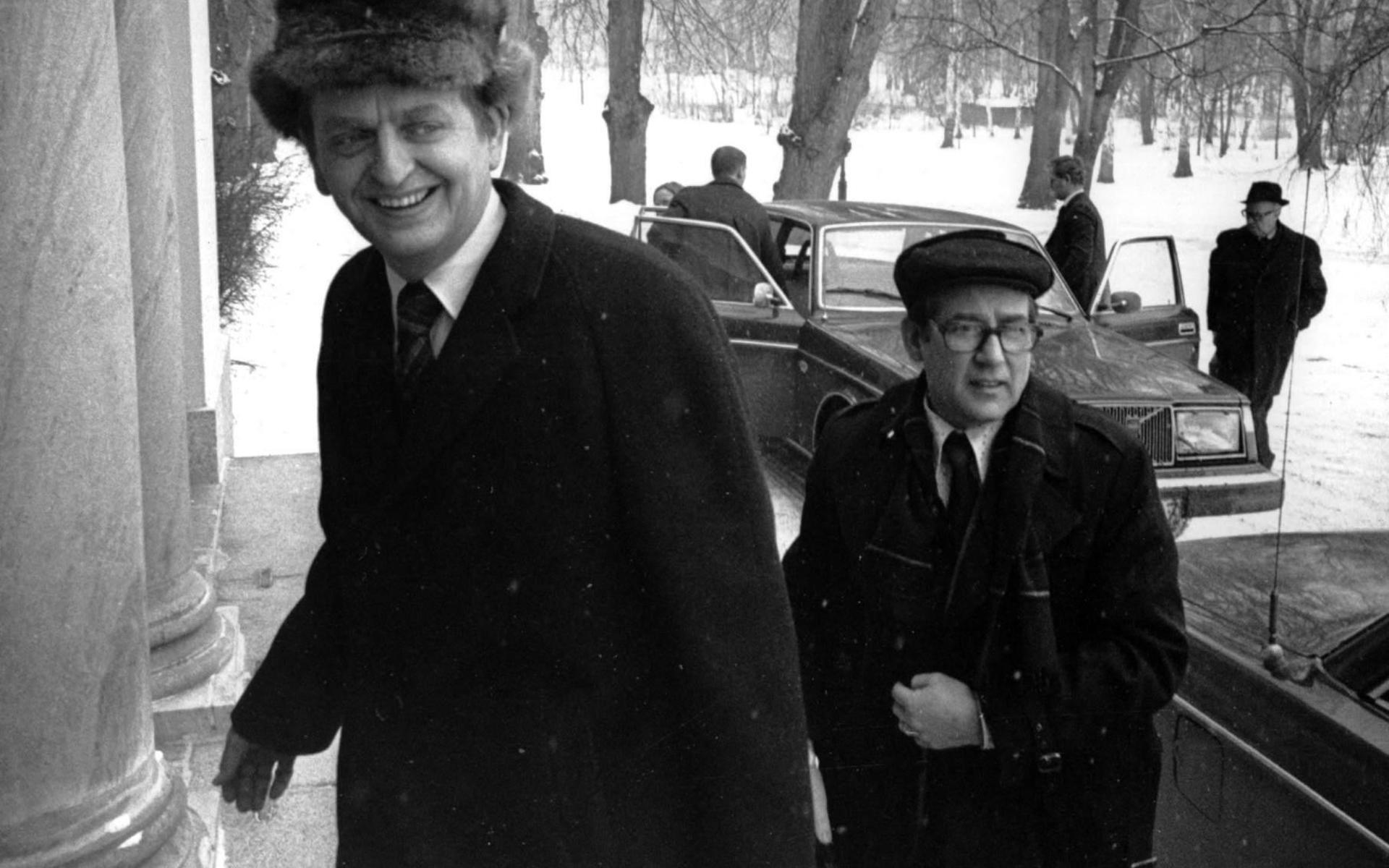 Olof Palme och statssekreterare Thage G. Peterson kommer till Haga för överläggningar om ungdomsarbetslösheten 1976.