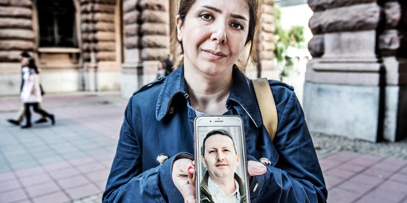 Vida Mehrannia, gift med KI-forskaren Ahmadreza Djalali, håller upp en bild av maken. Arkivbild.