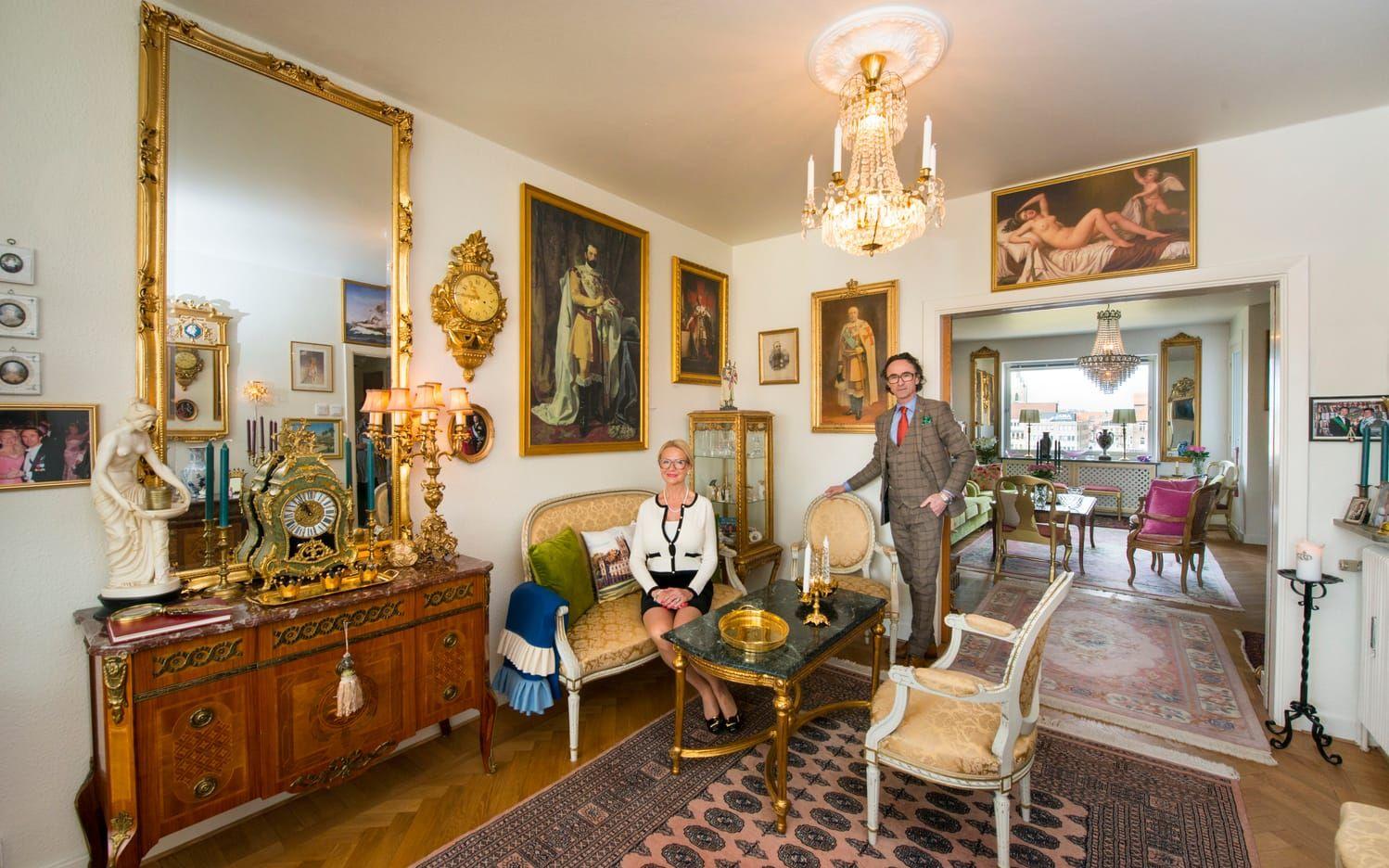 Stilfullt. Hans och Annette älskar sitt hem som de inrett med möbler, konst och föremål från både barock och den gustavianska eran. Bild: Jari Välitalo