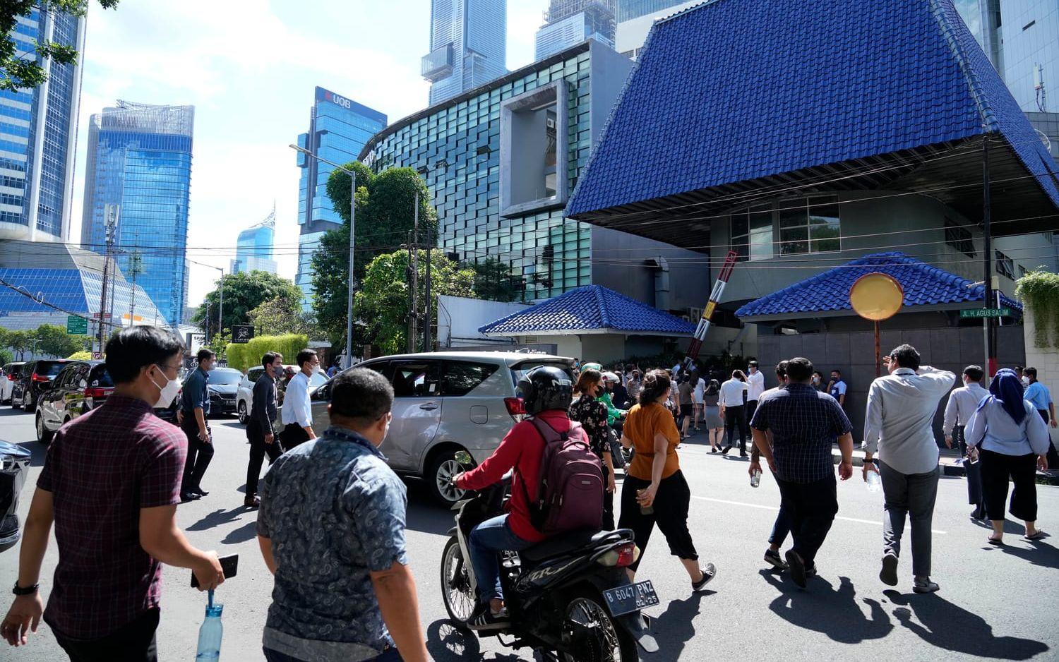 Människor har fått evakueras ur byggnader efter att ett jordskalv drabbade de n Indonesiska ön Java. På ön ligger bland annat landets huvudstad Jakarta.
