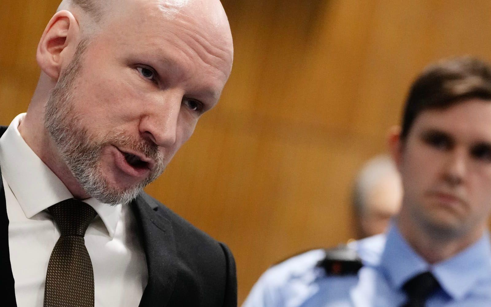 Anders Behring Breivik när han ankom till domstolen i Norge på tisdagen.