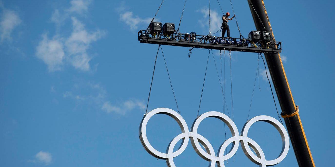 De olympiska ringarna monteras under pågående ungdoms-OS i Buenos Aires.