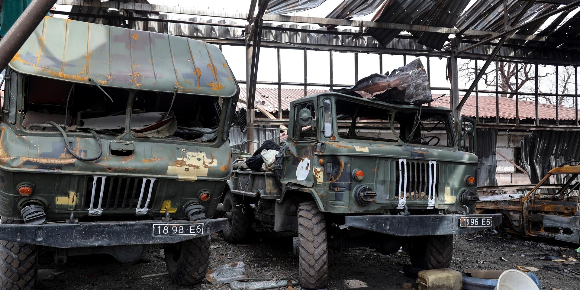 Skadade ukrainska arméfordon vid det metallurgiska industrikomplexet i Mariupol. De ukrainska soldater som gömmer sig i kulvertarna vägrade på onsdagen att ge upp.
