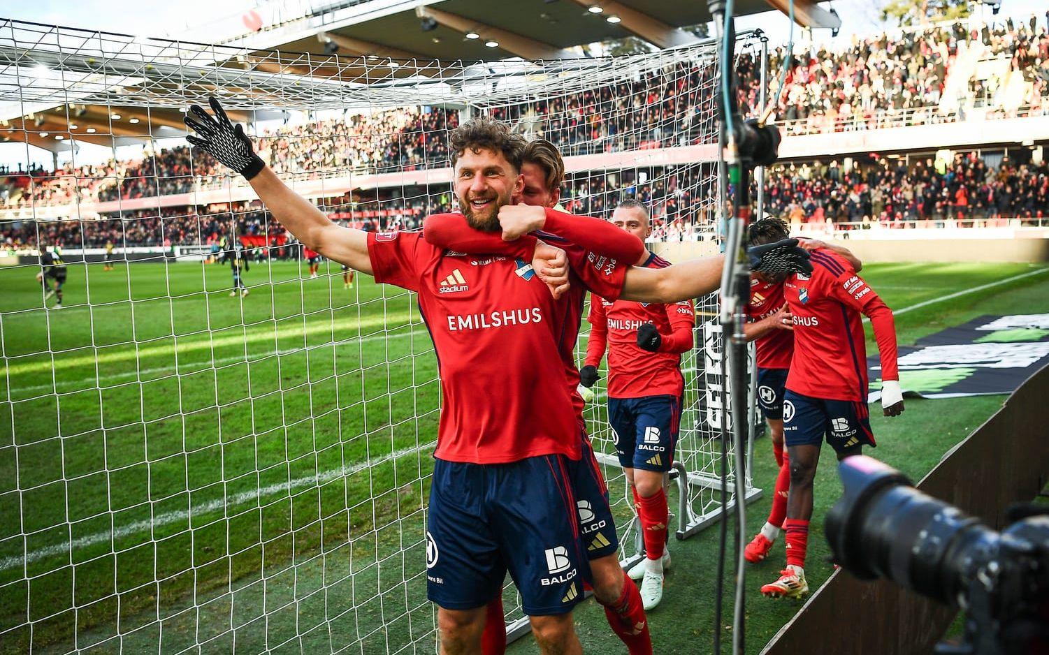 Östers Alibek Aliev jublar och kramas om efter att ha gjort 2–0 under lördagens hemmapremiär mot Häcken.