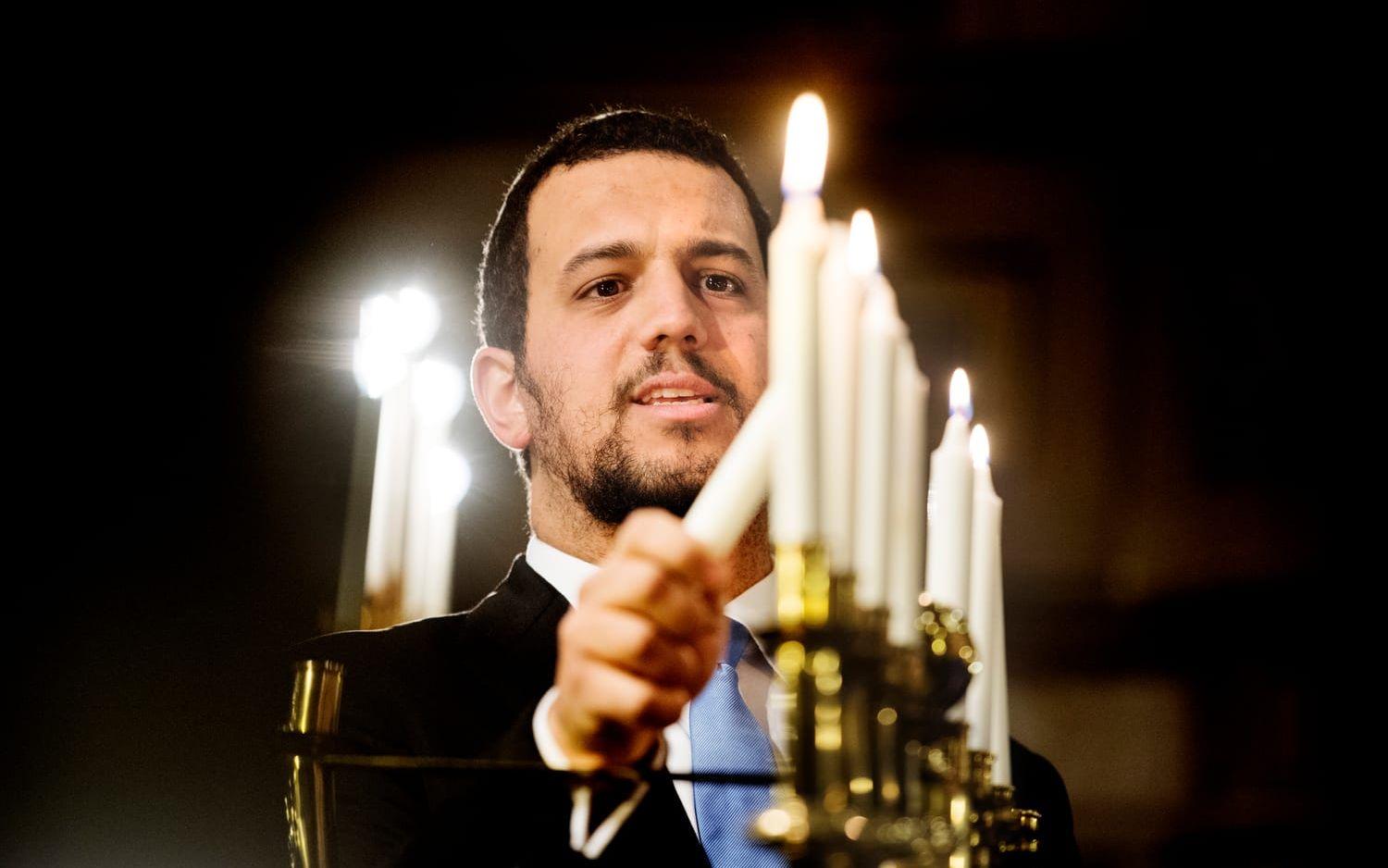 Rabbinen Uzi Levian tänder ljus.