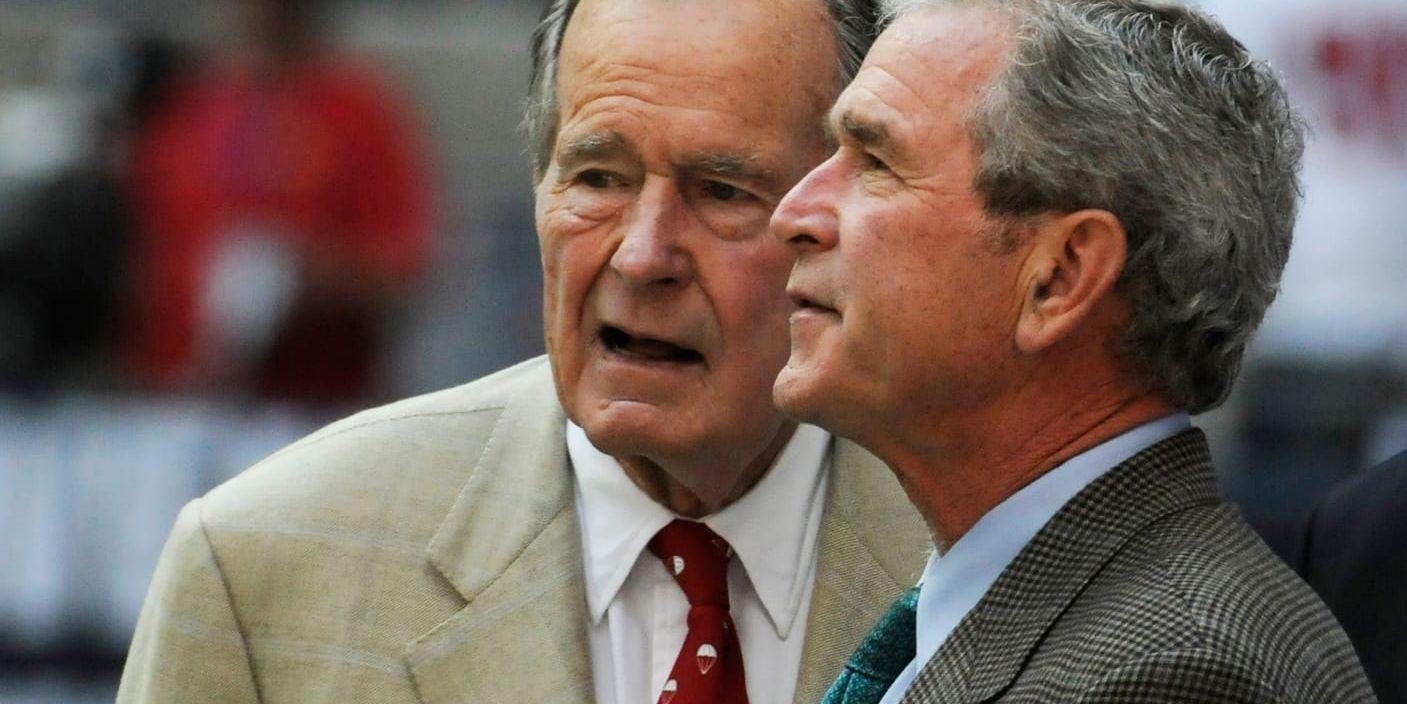 Tidigare presidenten George W Bush och hans far, tidigare presidenten George Bush. Arkivbild: Dave Einsel